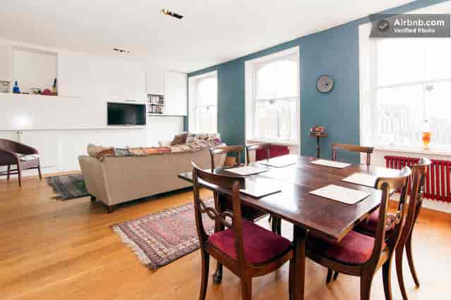 Stylish meeting space with natural light, ideal for brainstorming and networking events.