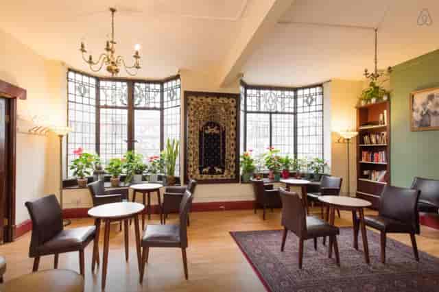 Cozy lounge bar in India with natural light, perfect for workshops and gatherings.