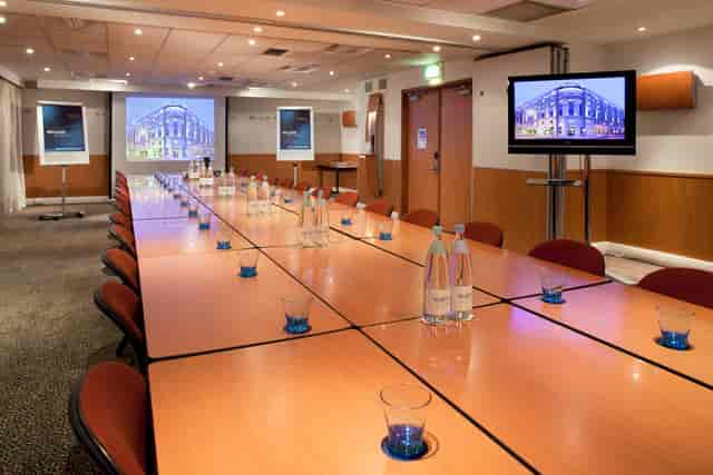Southwark Suite meeting room in Novotel London, ideal for corporate events and presentations.