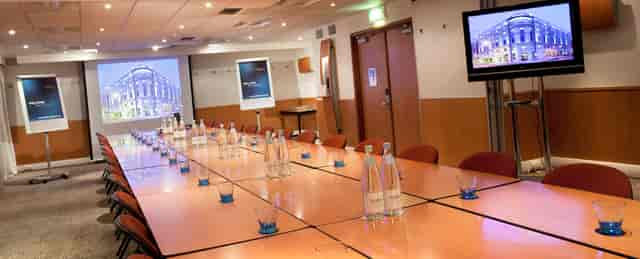 Southwark Suite meeting room in Novotel London City South, ideal for corporate events.
