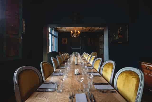 Elegant private dining room with long table, ideal for corporate dinners and exclusive events.