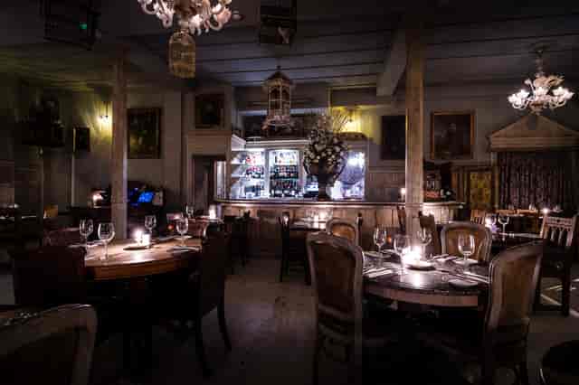 Elegant dining room with vintage decor, perfect for intimate dinners and upscale events.