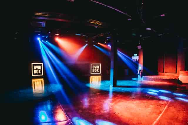 Versatile event space with dynamic lighting, ideal for presentations and gatherings.