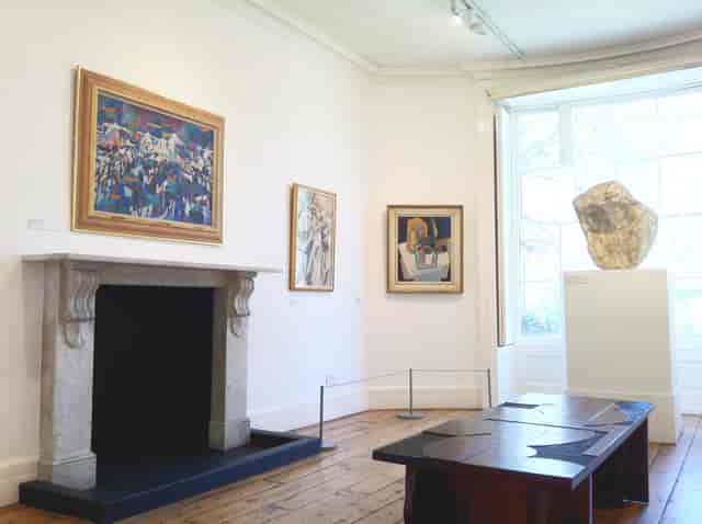 Sophisticated gallery with natural light, perfect for art events and intimate gatherings.