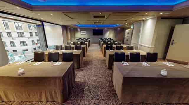 London hotel meeting room: flexible seating, corporate event venue