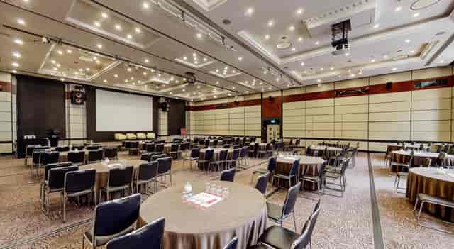 London conference ballroom, Leonardo Royal Hotel, round tables, AV screen