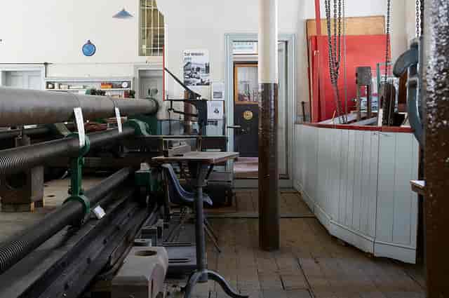 The Machine Room: industrial venue with exposed beams for creative events and workshops.