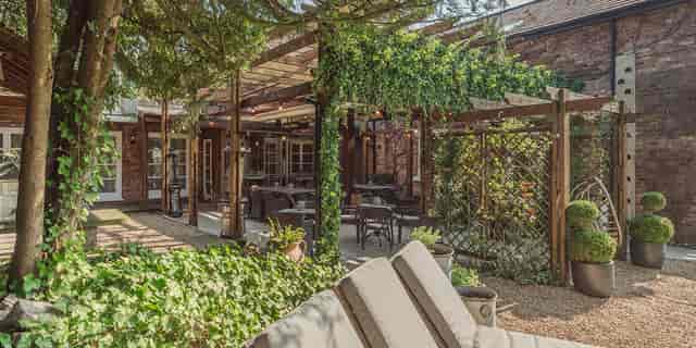 Garden Lounge & Walled Gardens