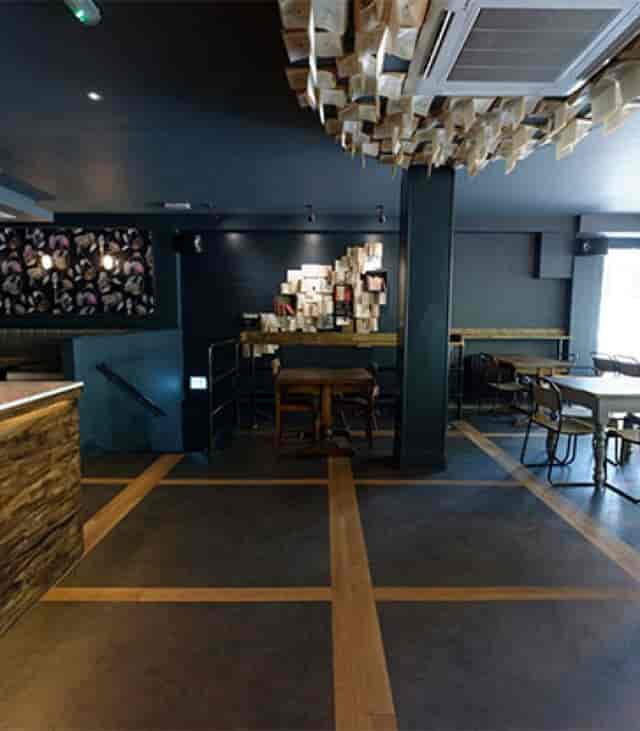 Clerkenwell & Social venue space with pillar, ideal for boutique networking and business events.