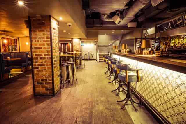 Stylish cocktail lounge with modern decor, ideal for intimate networking events.