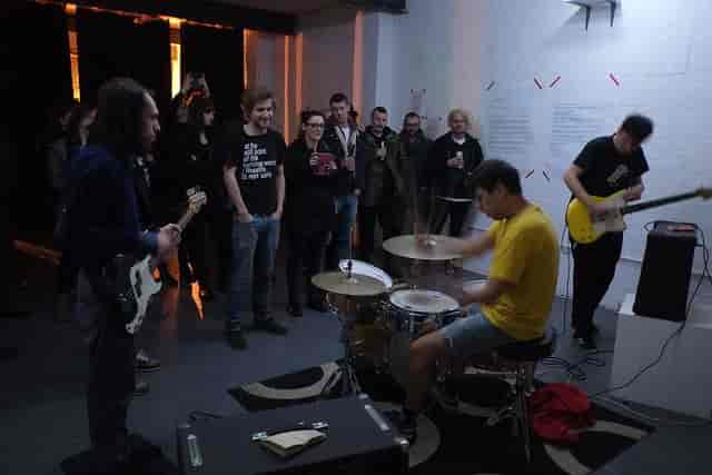 Vibrant live music performance in a flexible meeting room for creative events.