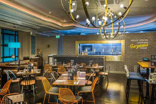 Stylish Bar & Kitchen in Sway, ideal for intimate events and culinary experiences.