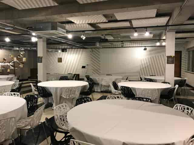 Versatile event space with round tables, ideal for meetings and social gatherings.