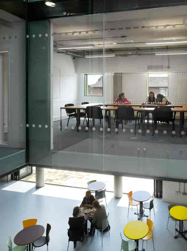 Modern training room with glass wall, ideal for meetings and workshops.