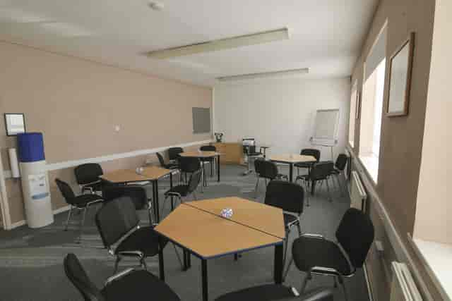 Versatile Ayton Room with hexagonal tables for workshops and brainstorming sessions.