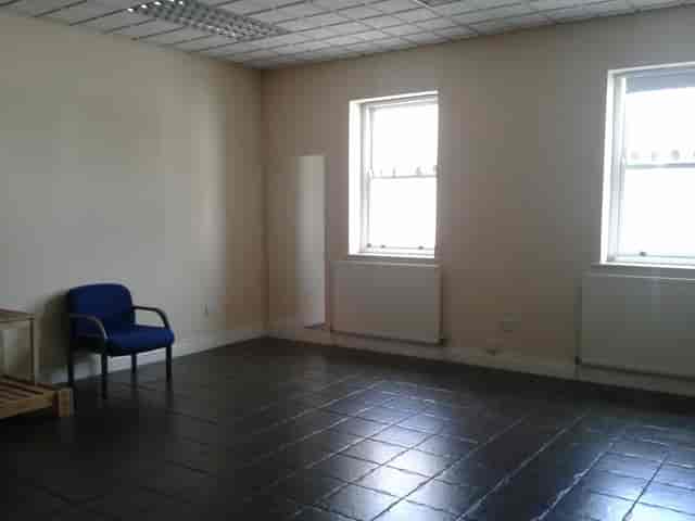Minimalist meeting room with natural light, ideal for workshops and brainstorming sessions.