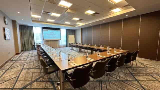 Windsor meeting room with U-shaped table, ideal for professional events and workshops.