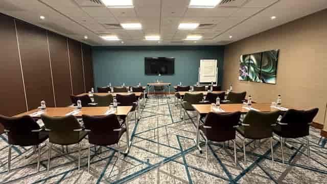 Marlow meeting room with U-shaped tables, ideal for professional events and workshops.