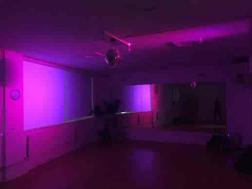 Versatile London rehearsal space with mirrored walls, ideal for creative meetings and events.