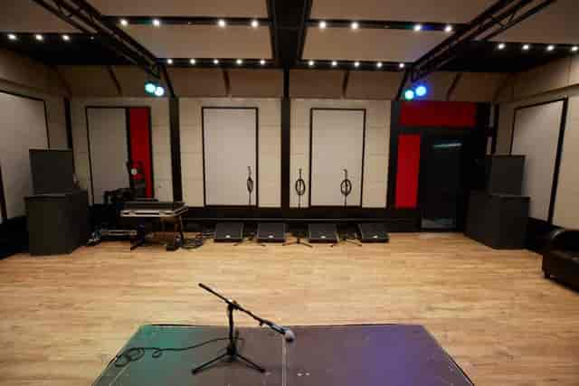 Versatile rehearsal studio in London with sound equipment for concerts and corporate events.