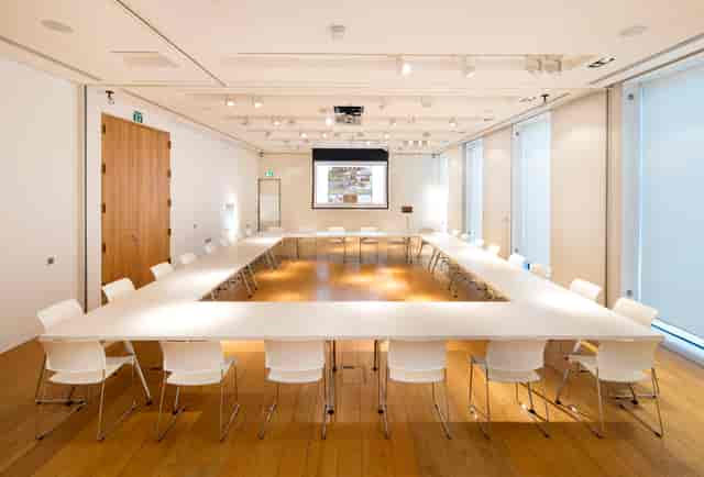 Modern meeting room with large table, ideal for workshops and strategic planning.