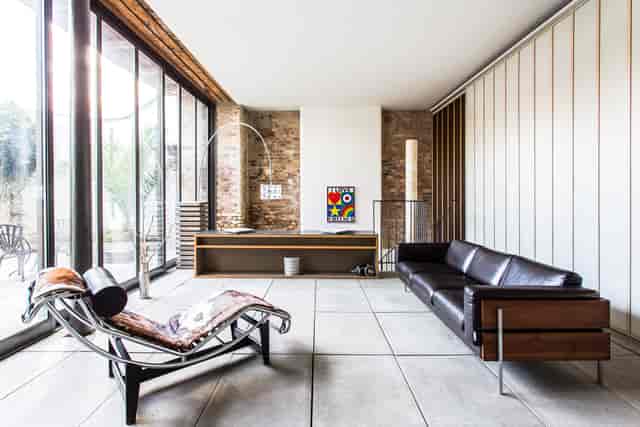 Modern minimalist meeting space in Dingley, Sizona with natural light for brainstorming sessions.