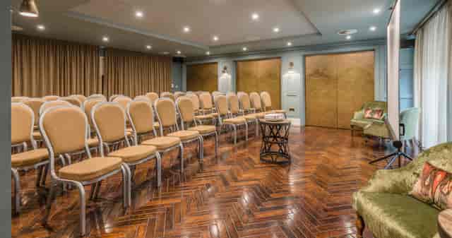 Large Hub meeting space with beige chairs, ideal for presentations and workshops.