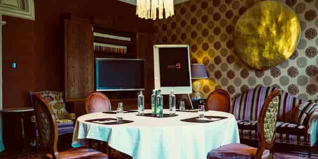 The Roseate, Reading