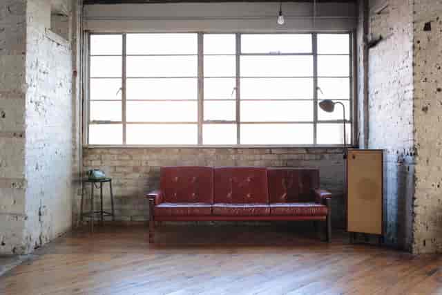Minimalist meeting space with vintage sofa, ideal for creative brainstorming sessions.