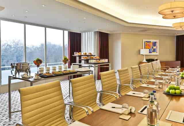 Serpentine Suite meeting room, modern design, ideal for corporate events and gatherings.