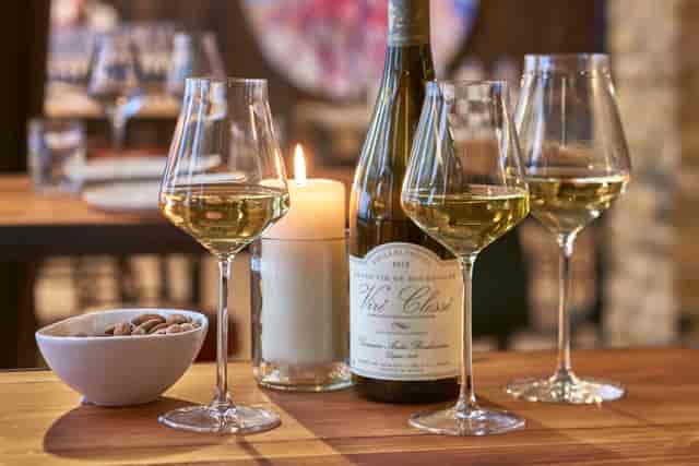 Elegant private dining room with white wine, ideal for networking events and intimate dinners.