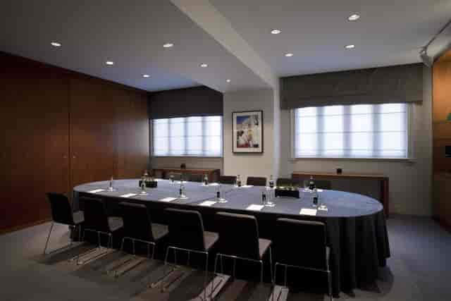 Moorgate Suite at Andaz London: modern meeting room with round table for professional events.