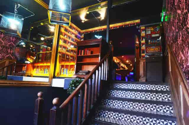 Stylish venue with vintage decor, ideal for intimate gatherings and creative events.