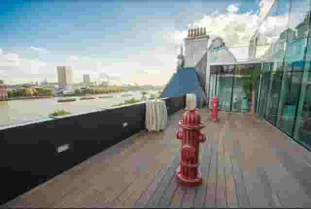 Lounge & Balcony