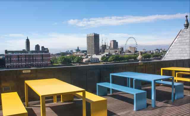 Lounge & Balcony