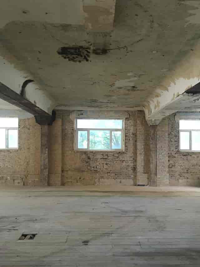Spacious industrial venue with exposed brick for creative events and meetings.