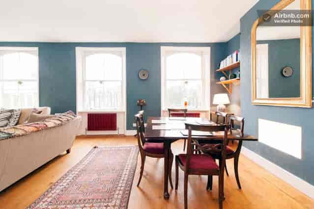 Cozy meeting space in Will's Studio, perfect for gatherings and brainstorming sessions.
