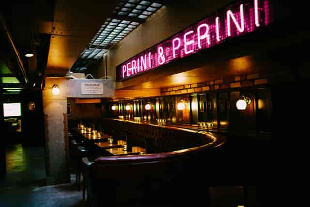 Stylish private room with vintage lighting for intimate gatherings and networking events.
