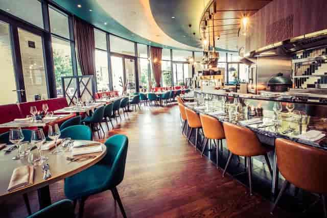 Modern Rotunda Bar venue with stylish decor, perfect for intimate meetings and events.