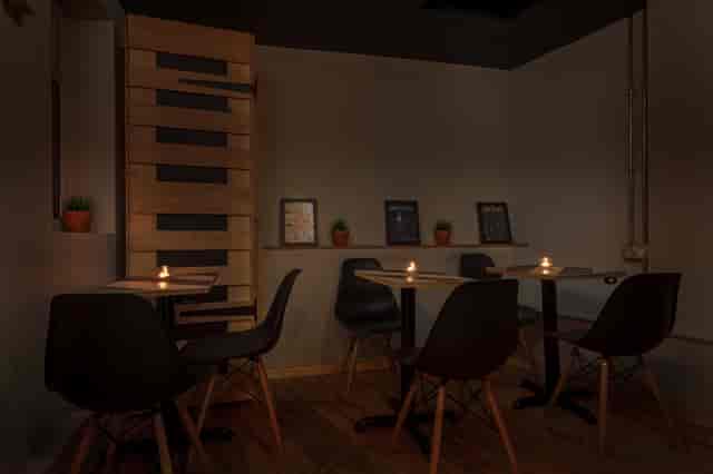 Cozy cafe and bar meeting space with warm lighting for intimate gatherings.