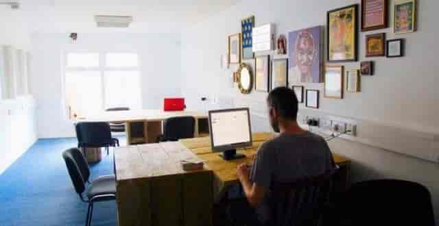 Minimalist desk hire in Blighty Workspace for creative meetings and team-building.