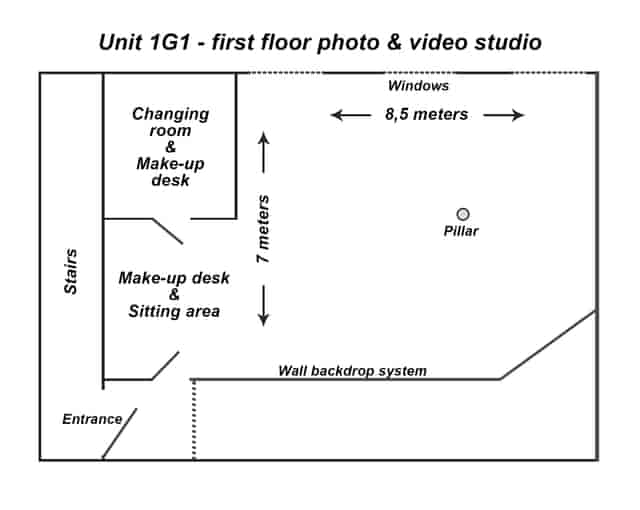 Art studio event space layout with natural light, ideal for meetings and presentations.