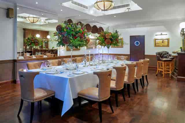 Elegant dining table in Jubilee Suite, perfect for corporate dinners and intimate gatherings.
