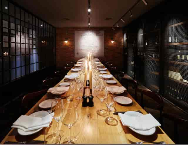 Private dining room in Canto Corvino with elegant tableware for corporate dinners.