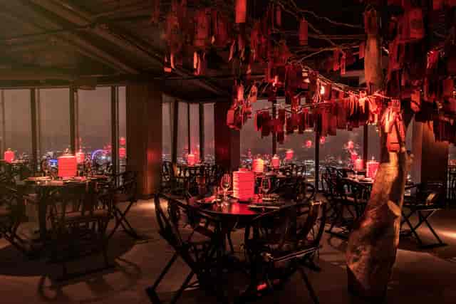 Stylish Shanghai private dining room with warm lighting for corporate dinners and celebrations.