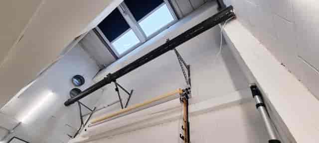 Versatile Indra Studios workshop with ceiling pipes, ideal for events and photography.