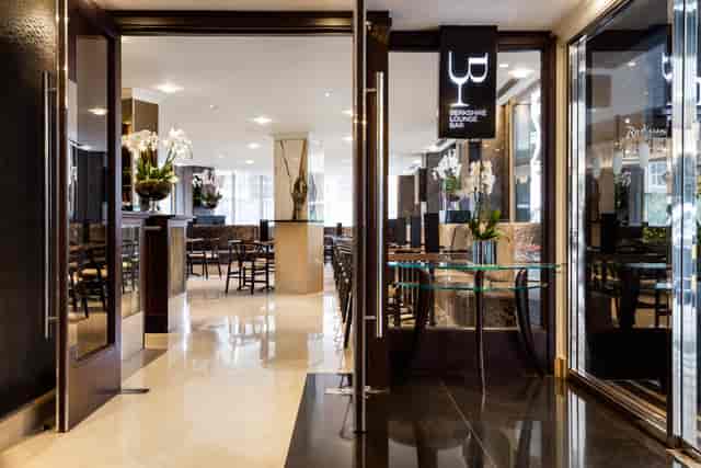 Modern tea room with stylish decor, ideal for corporate events and social gatherings.