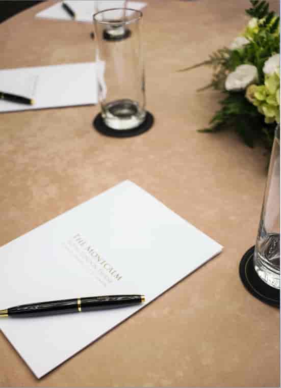 Royal London Suite meeting setup with neutral tablecloth, ideal for professional events.