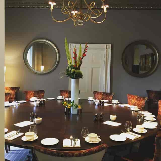 Elegant meeting room with round table, ideal for exclusive events and gatherings.