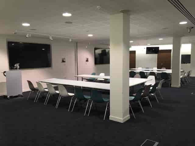 RPS Suite: versatile meeting space with modular tables for workshops and corporate events.